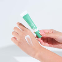 EyeCream手とテクスチャー